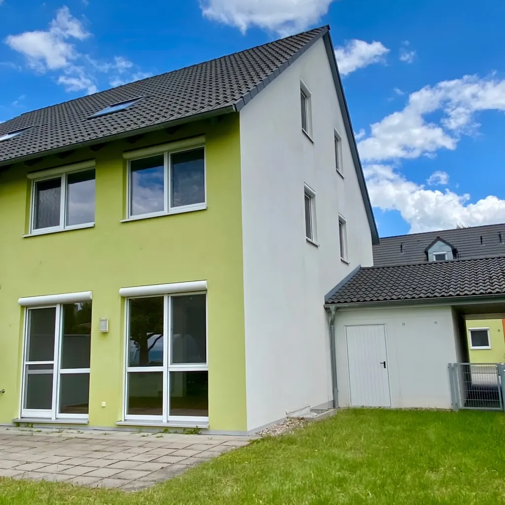 Farbenfrohe Wohngebäude mit Balkonen und Glasfassade